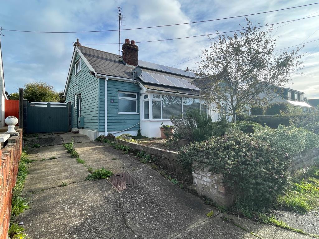 Lot: 88 - FIRE-DAMAGED DETACHED BUNGALOW - Semi-detached bungalow with driveway